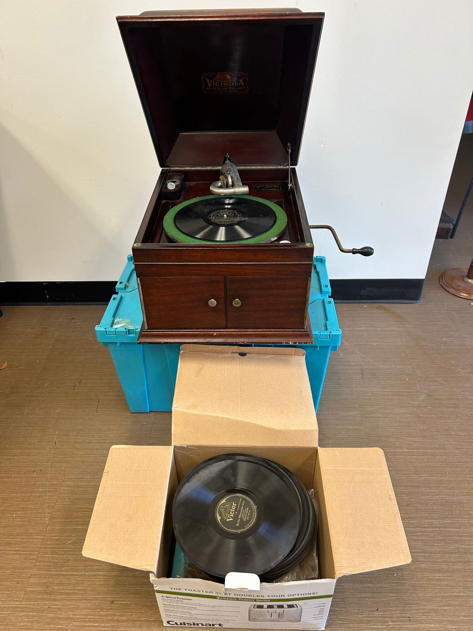 Victor Table Top Victrola (1 of 8)