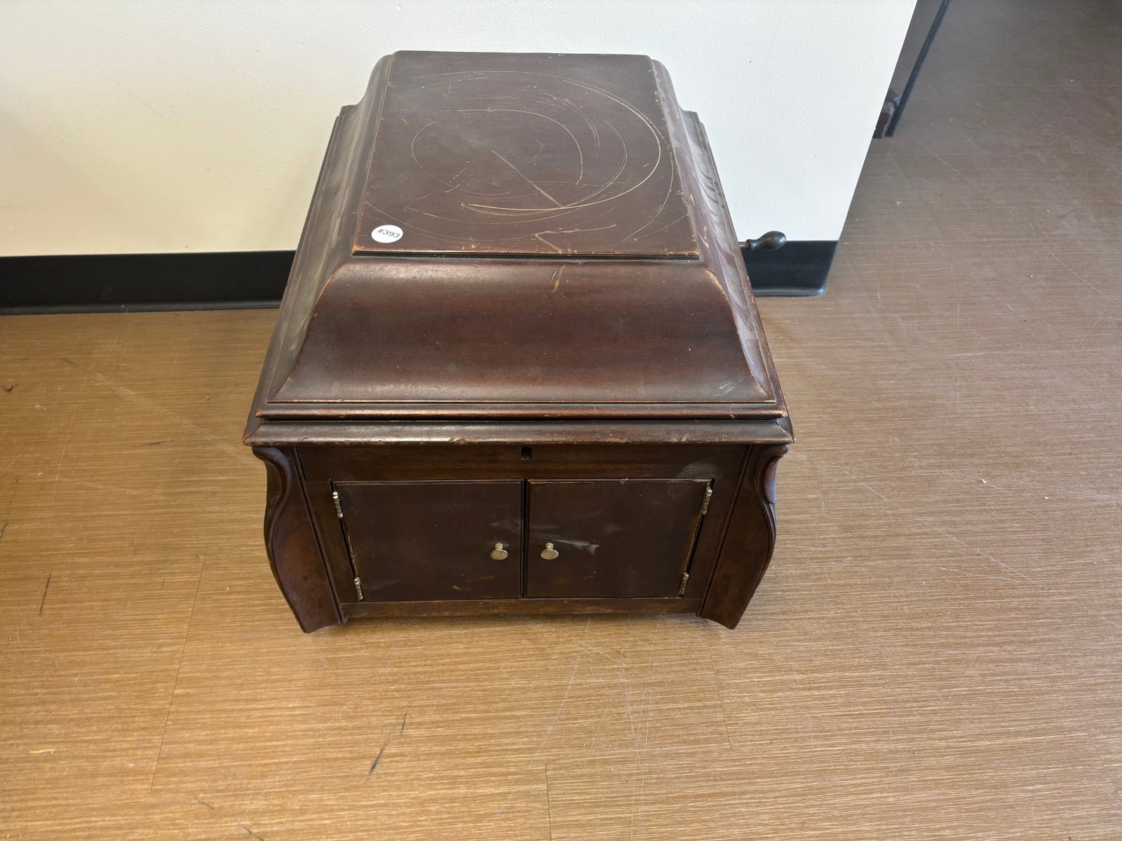 Mahogany Victrola: 19"x23"x21".