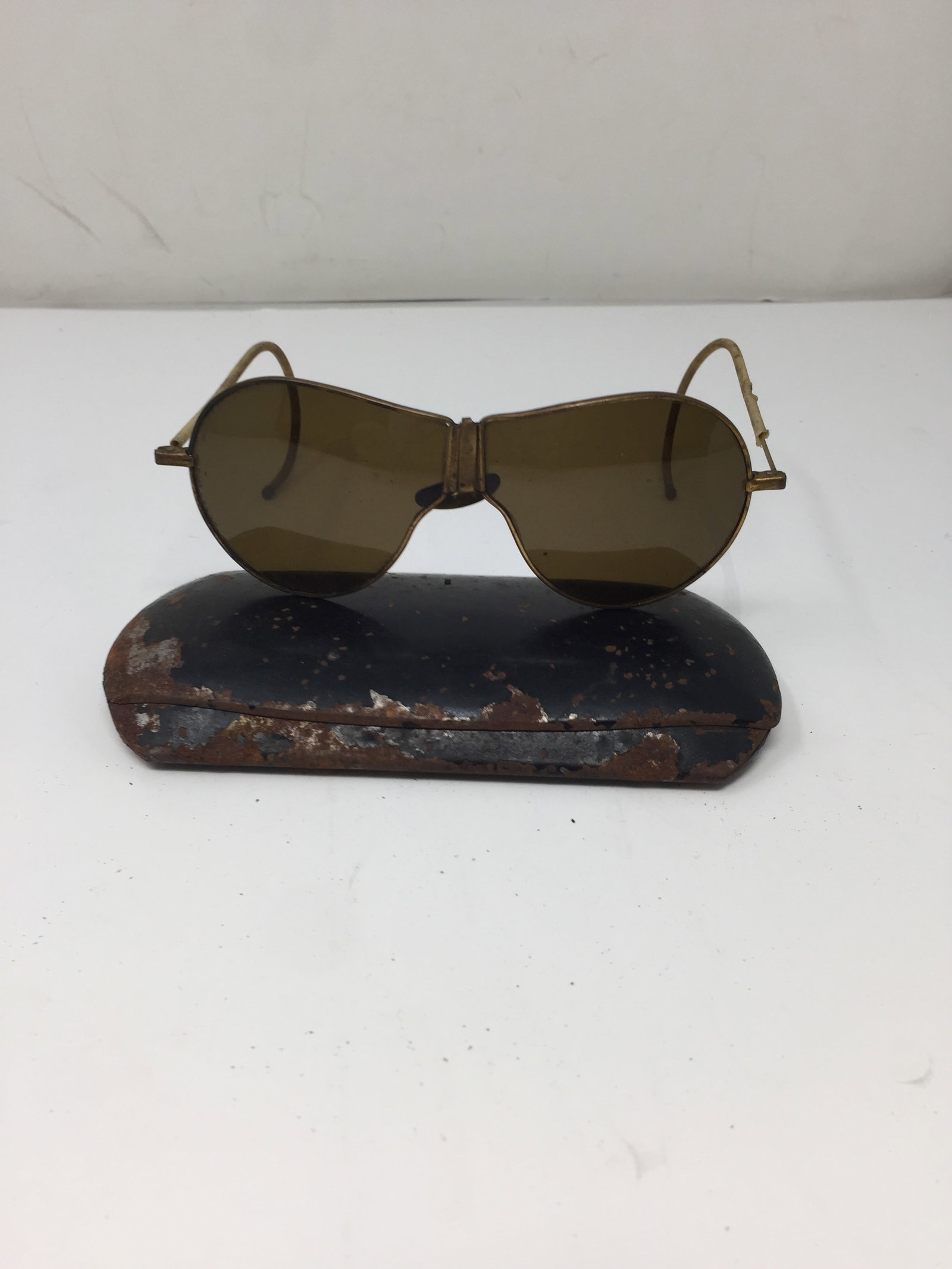 Vintage Aviator Glasses: in original case 6" x 3", has brown, carmel color shades