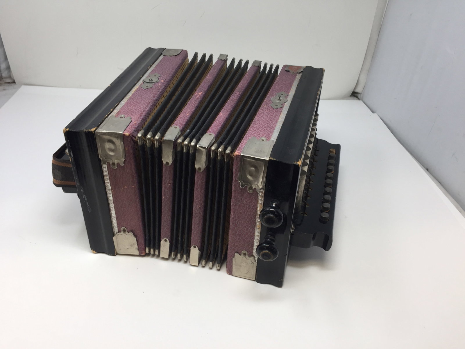 Heligon Accordeon: Wood case. Approximately 20" when fully extended.