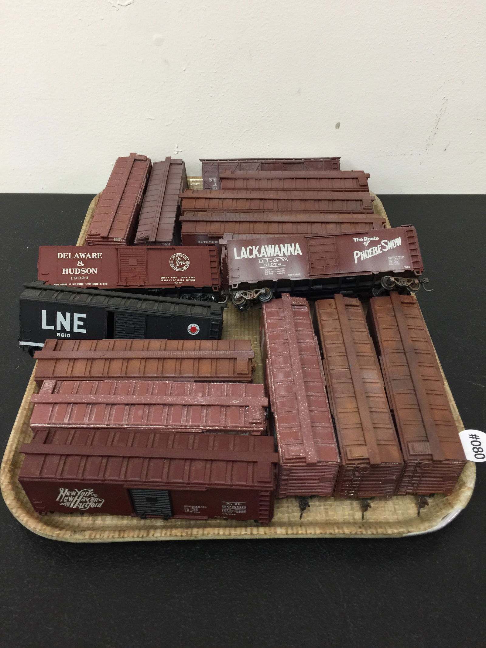 (16) HO Scale Rail Cars (1 of 3)