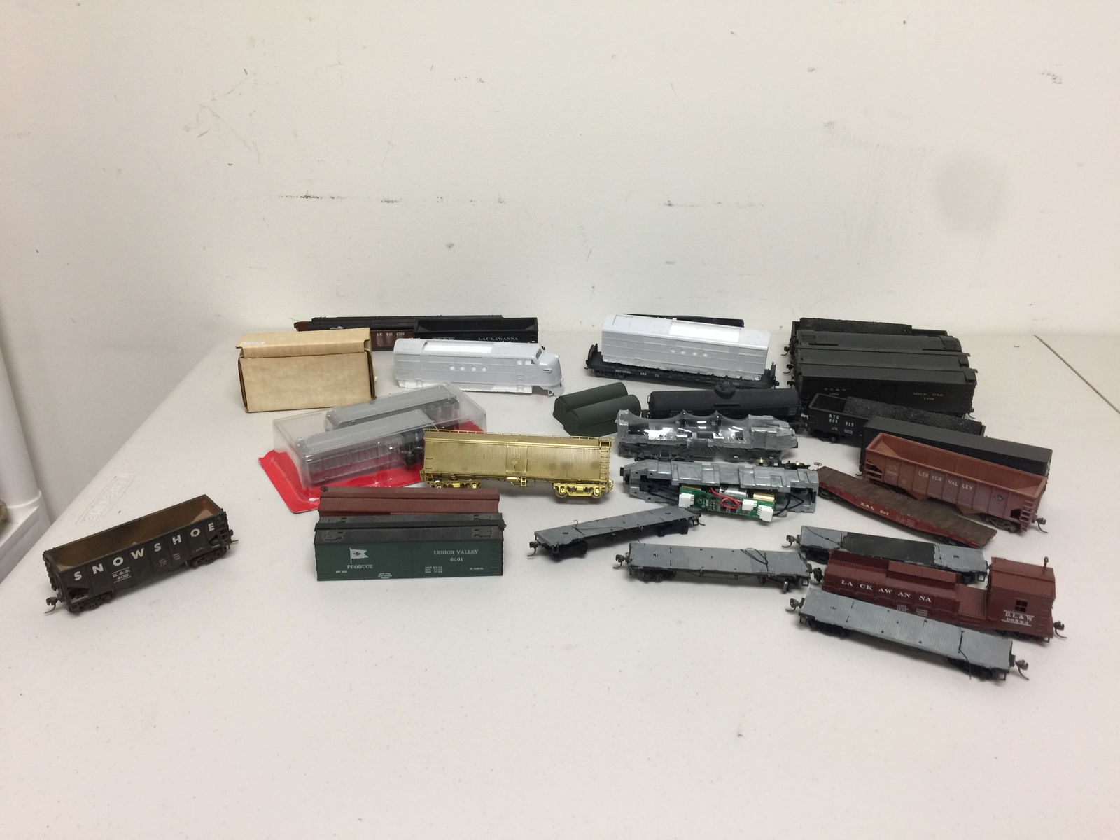 Lot Model Train Rail Cars Plus (1 of 5)