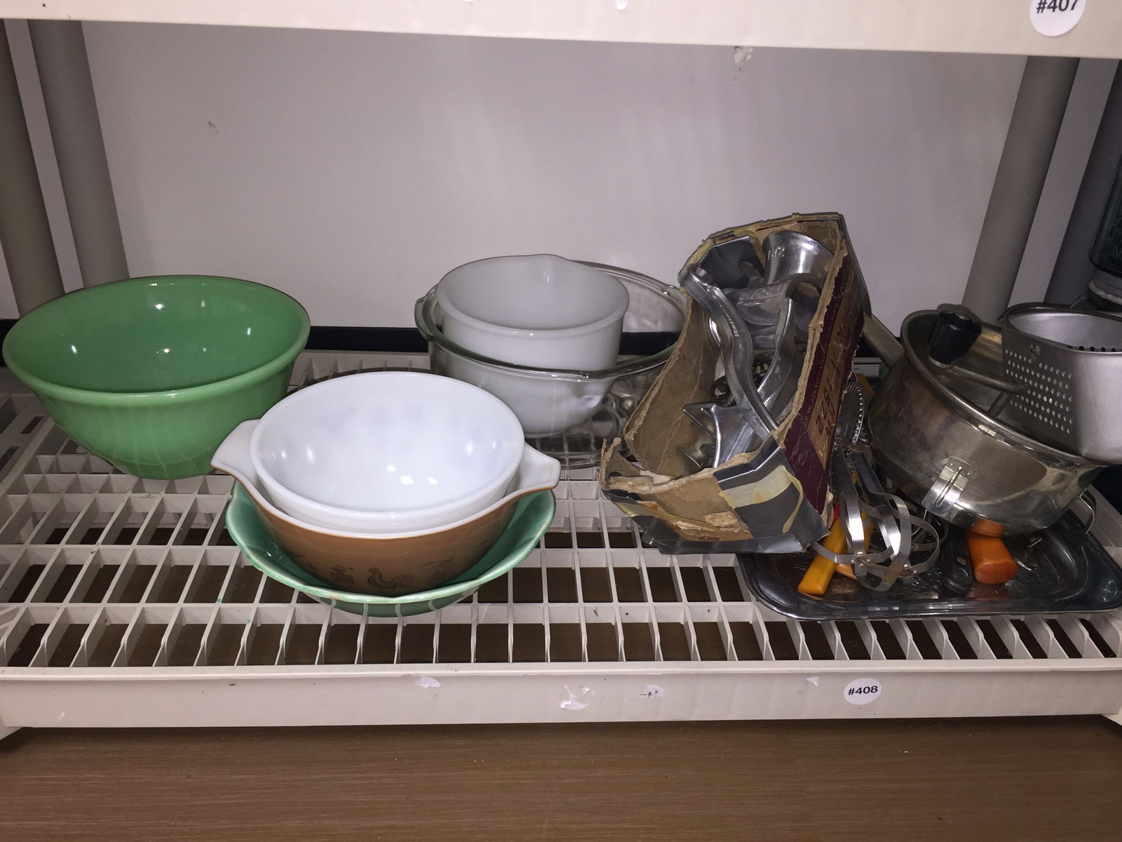 Vintage Kitchen Lot: Includes jadeite style bowl. Misc Pyrex bowls and oth erkitchen utensils.