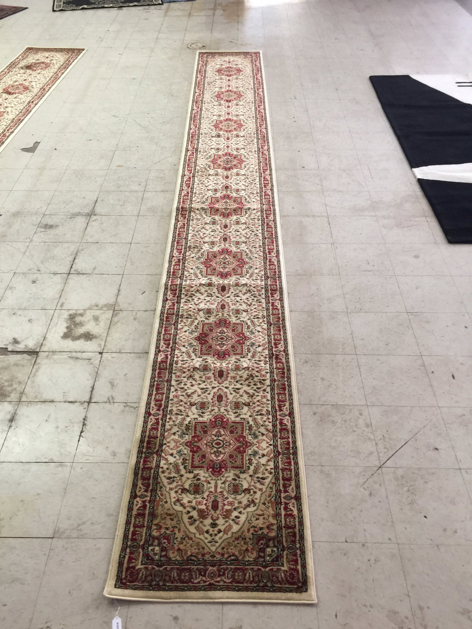 Safavieh Lynnhurst Runner: 27" x 218"