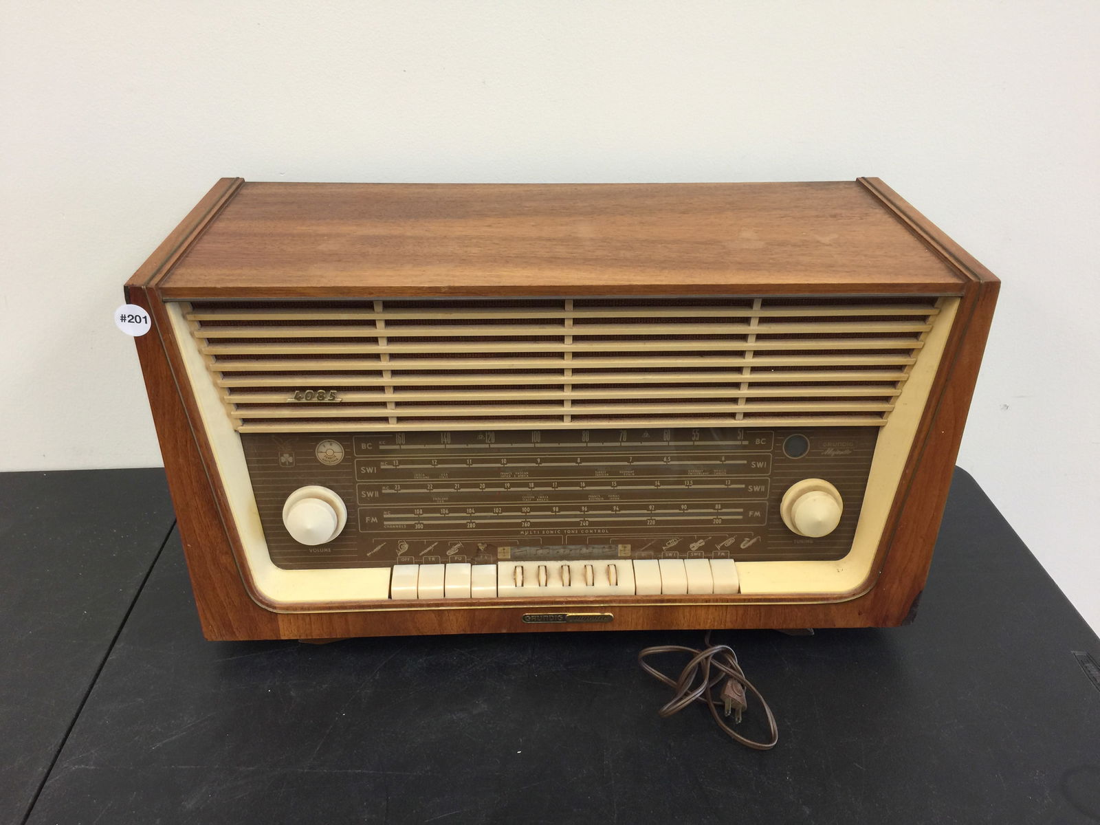 MCM Grundig Majestic Radio (1 of 7)