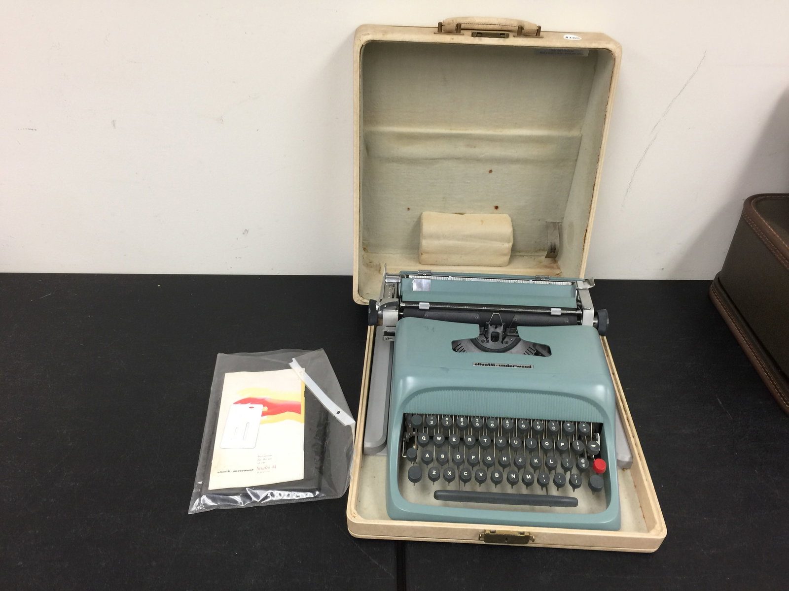 Olivetti Underwood Typewriter (1 of 4)
