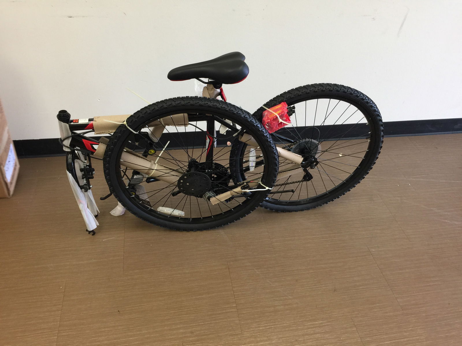 NIB Mens Huffy Mountain Bike (1 of 2)