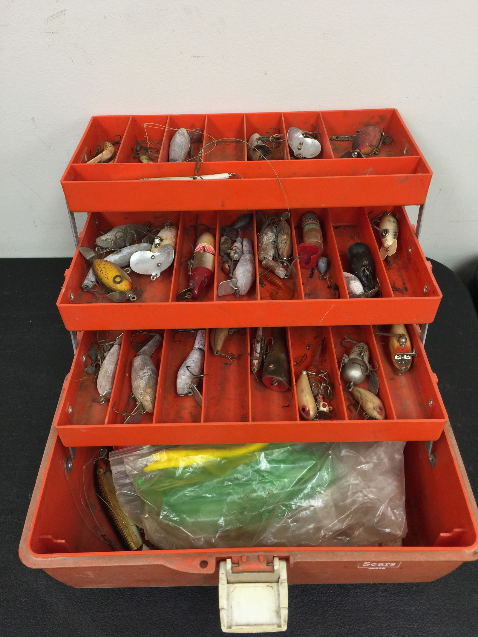 Vintage Tackle Box w/Lures (1 of 5)