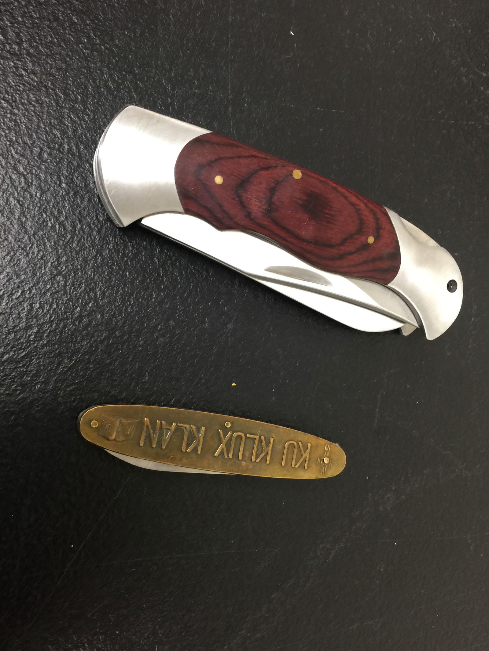 2 Pocket Knives (1 of 3)