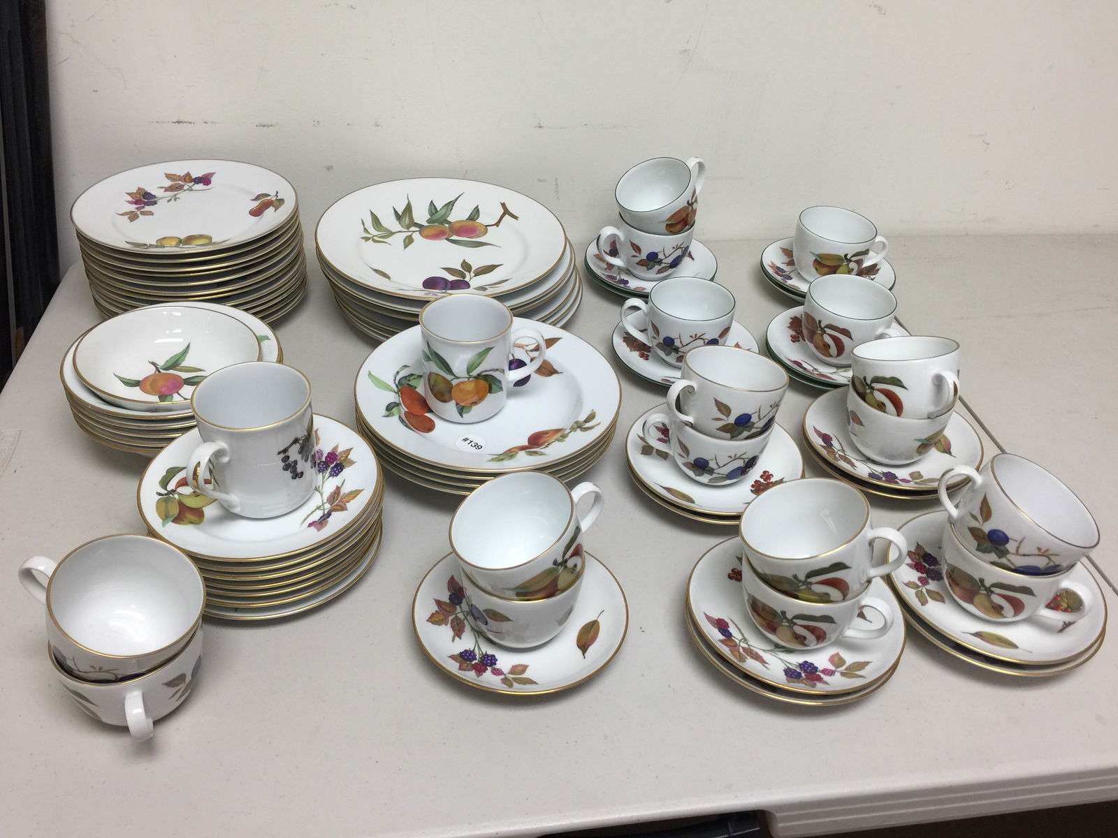 Approx 70 Pcs Royal Worcester Evesham: Place setting pieces. Dinner plate 10".
