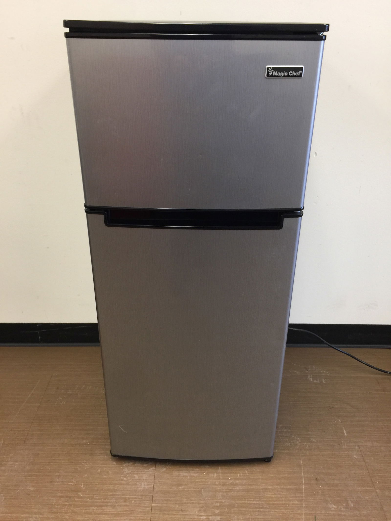 Magic Chef Refrigerator (1 of 6)