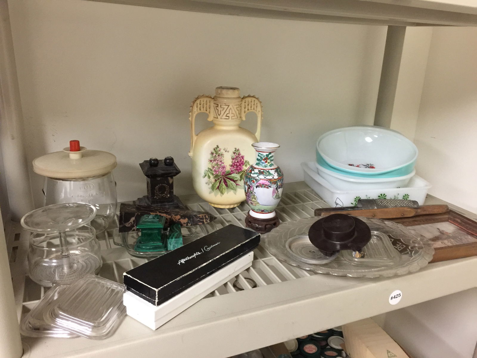 Mixed Lot: porcelain, glassware, pyrex plus.