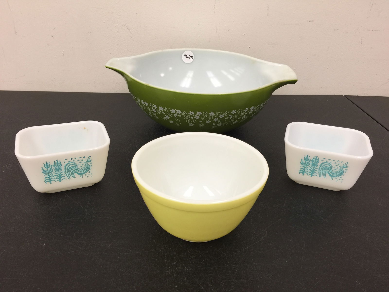 Mixed Pyrex (4): largest 13"W.