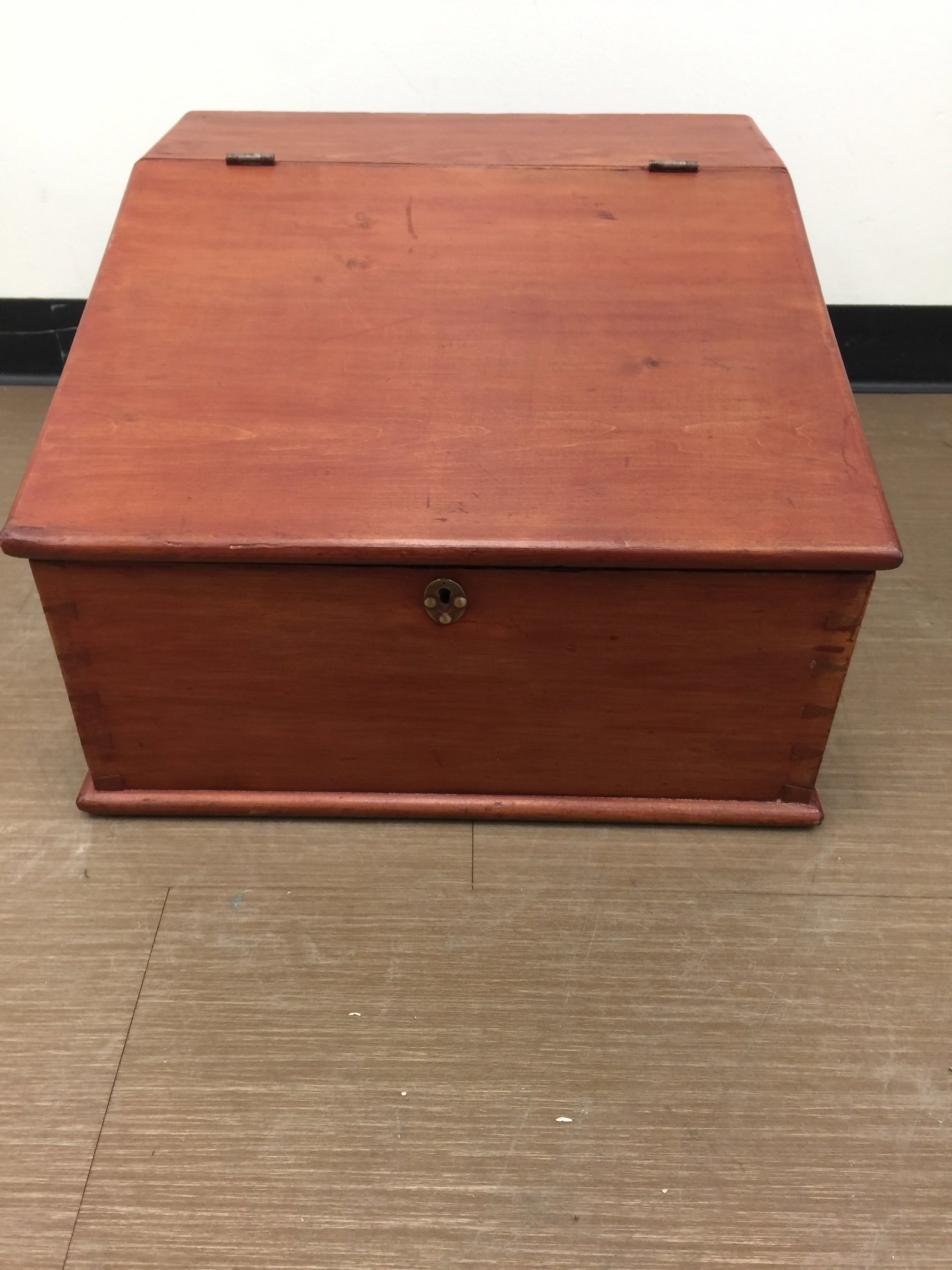 Antique Field Desk: dovetailed construction, 21" x 22" x 14", has original interior