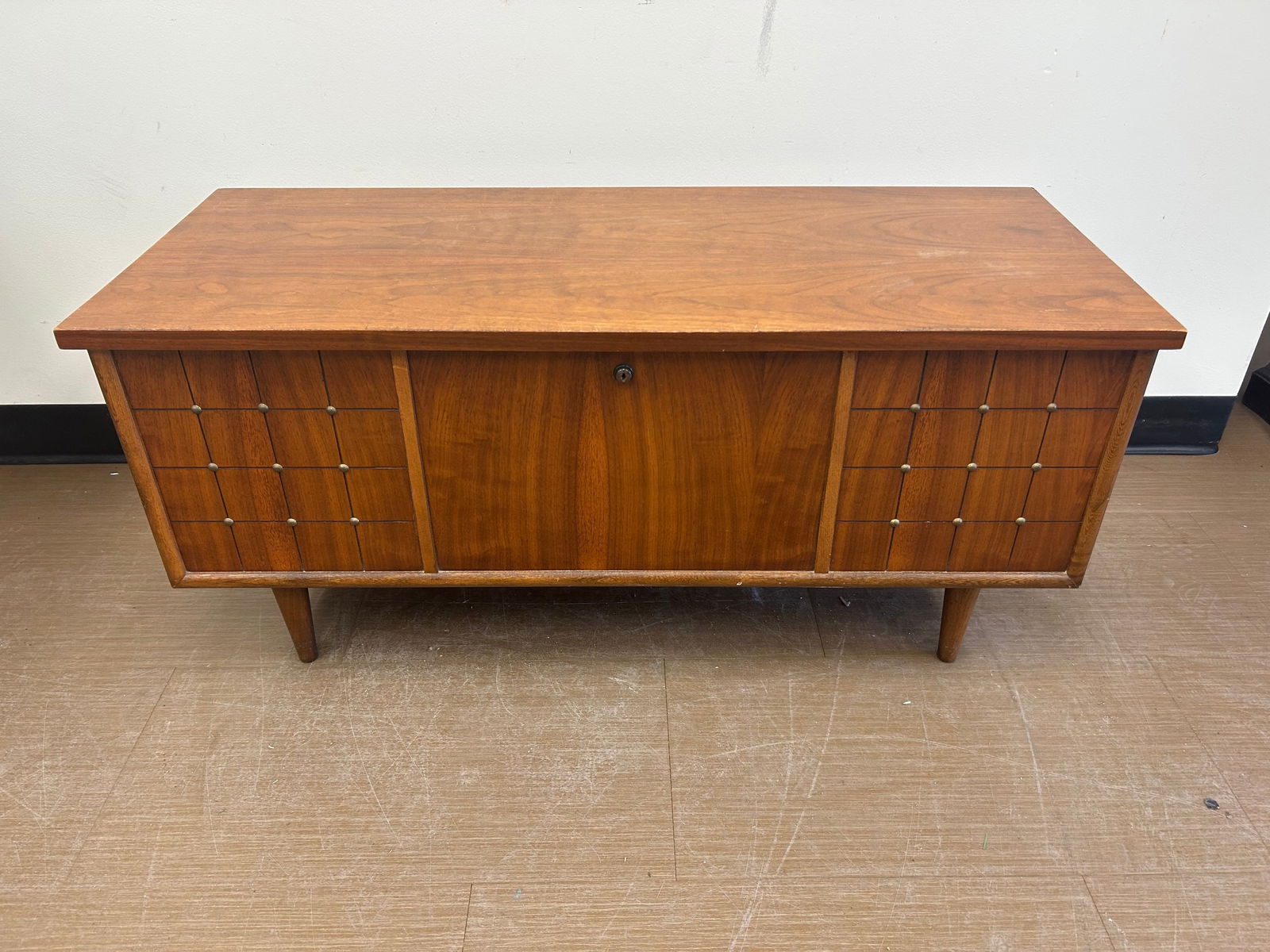 Lane MCM Cedar Chest (1 of 6)