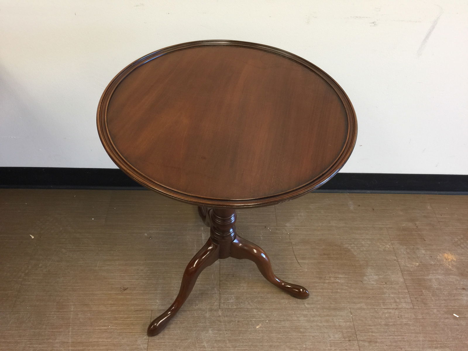 Williamsburg Adaptation Kittinger Stand (1 of 5)