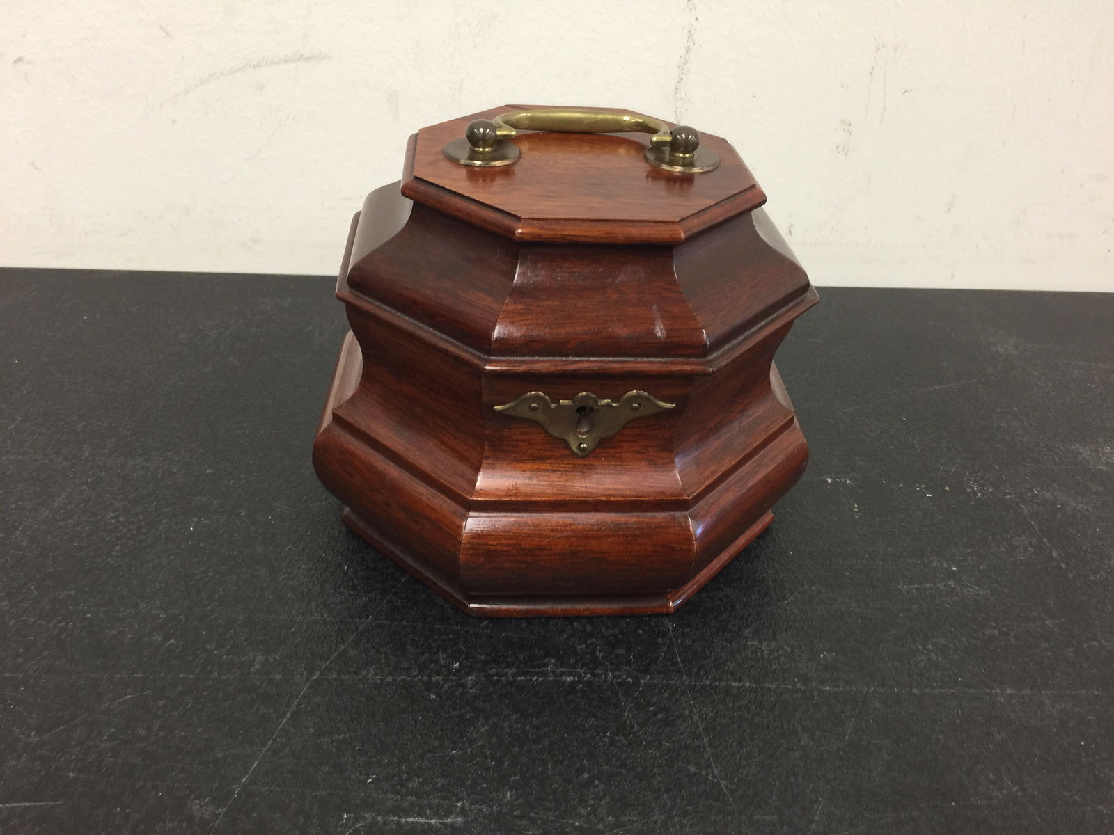 Colonial Williamsburg Tea Caddy (1 of 4)