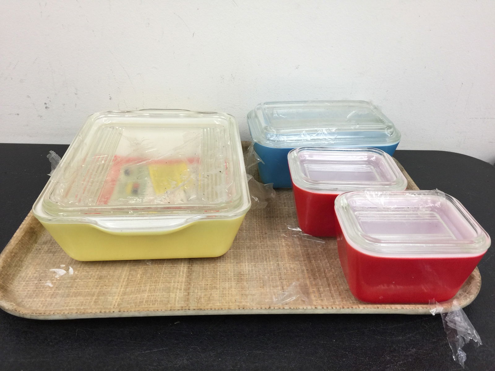 Set of Pyrex Refrigerator Dishes (1 of 4)