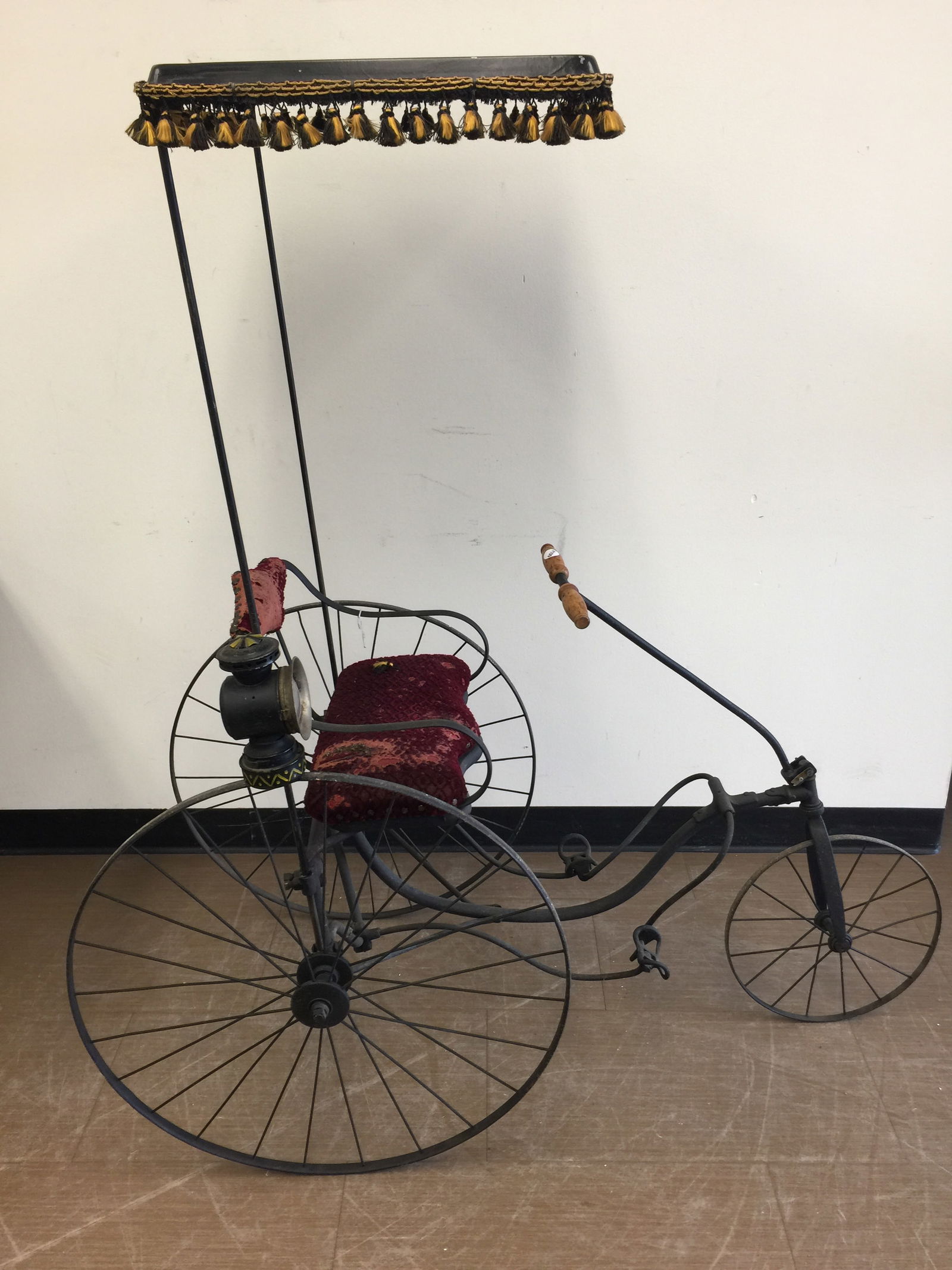 Early Surrey: has original lantern, 24"x48"57".