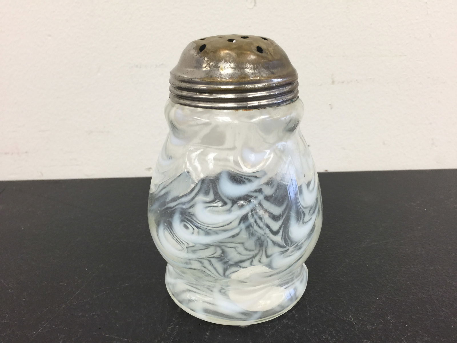 Hobbs Opalescent Seaweed Shaker: 5"H.