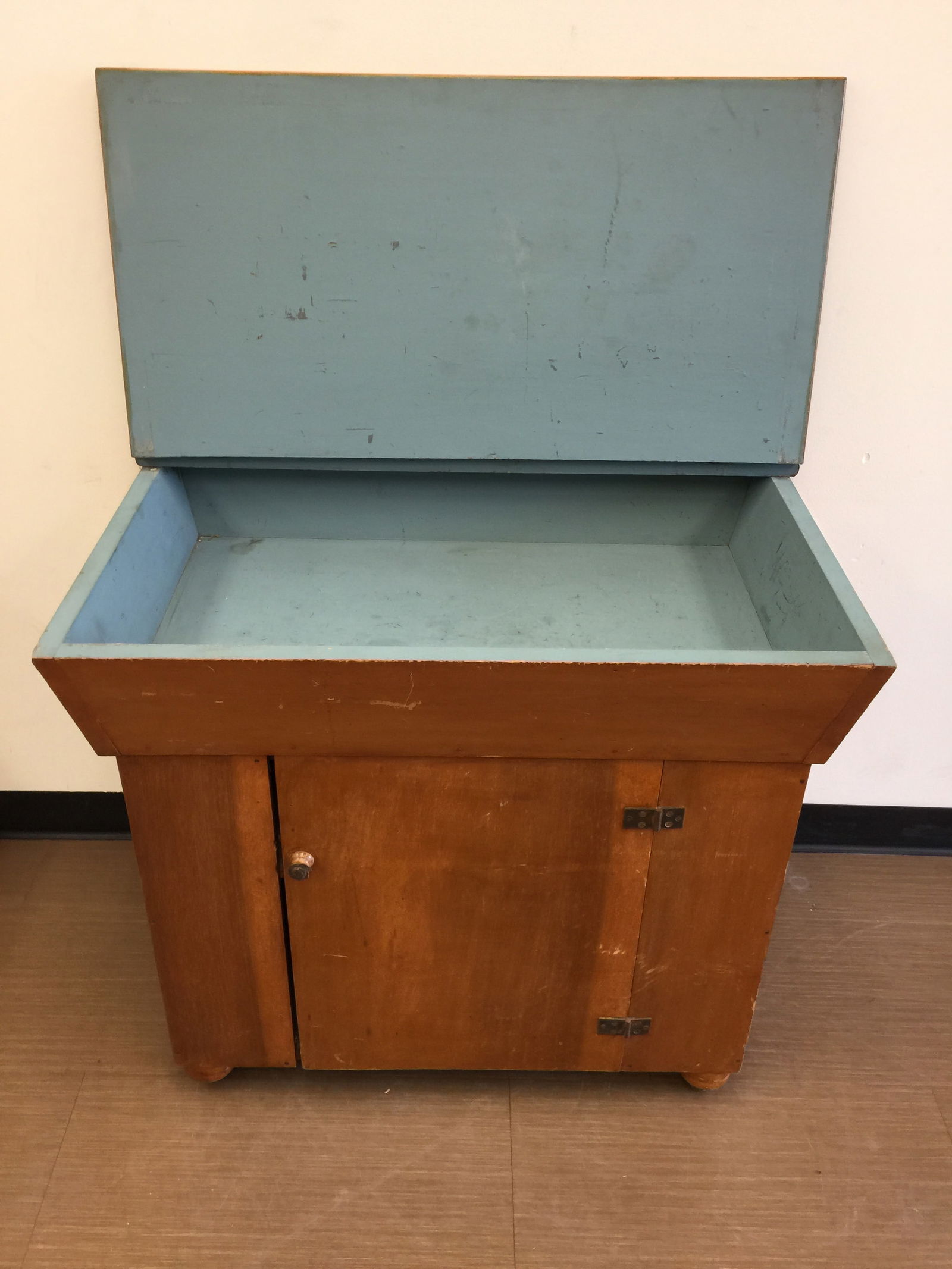 Antique Lift Lid Drysink (1 of 7)