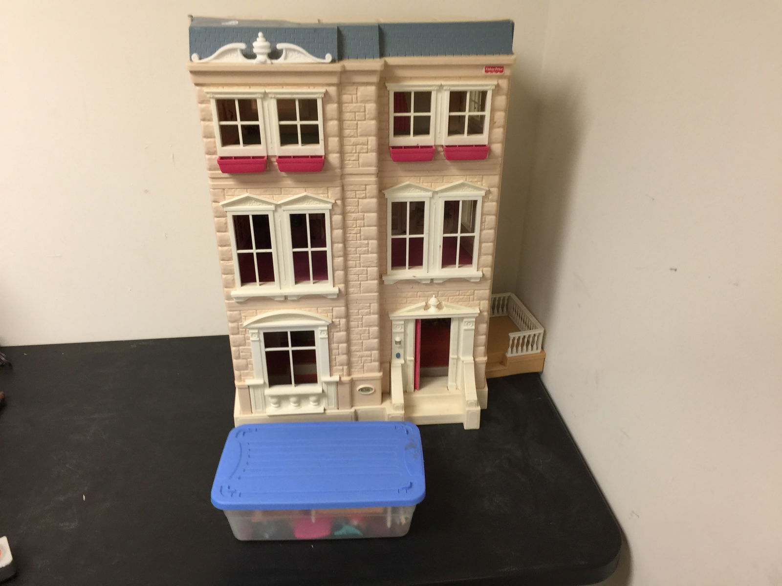 Fisher Price Dollhouse (1 of 5)