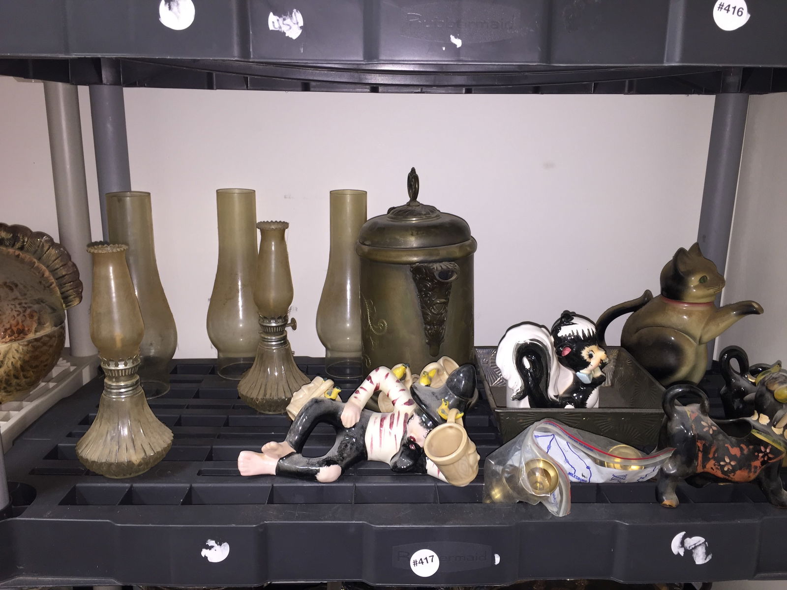 Mixed Lot: Includes vintage ceramics, oil lamps and more.