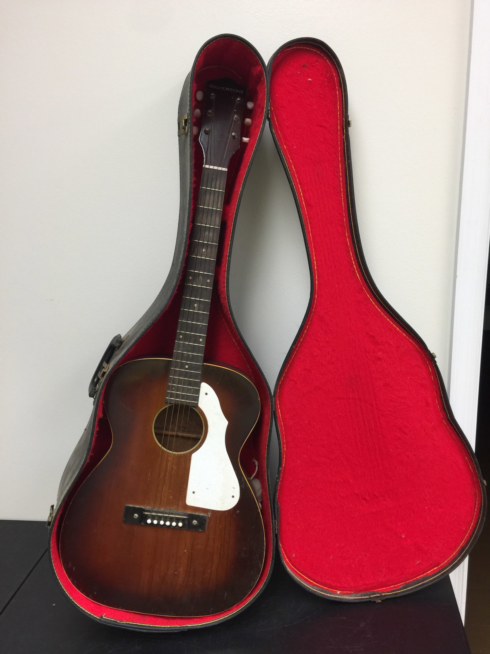 Vintage Silvertone Acoustic Guitar (1 of 8)