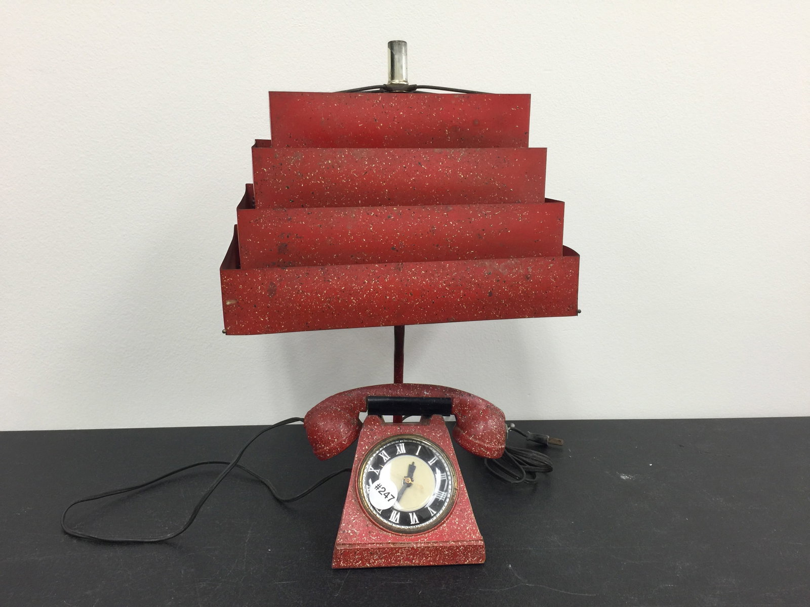 1950s Trea-Boye MCM Desk Lamp: has clock, metal tiered shade. 18"H.