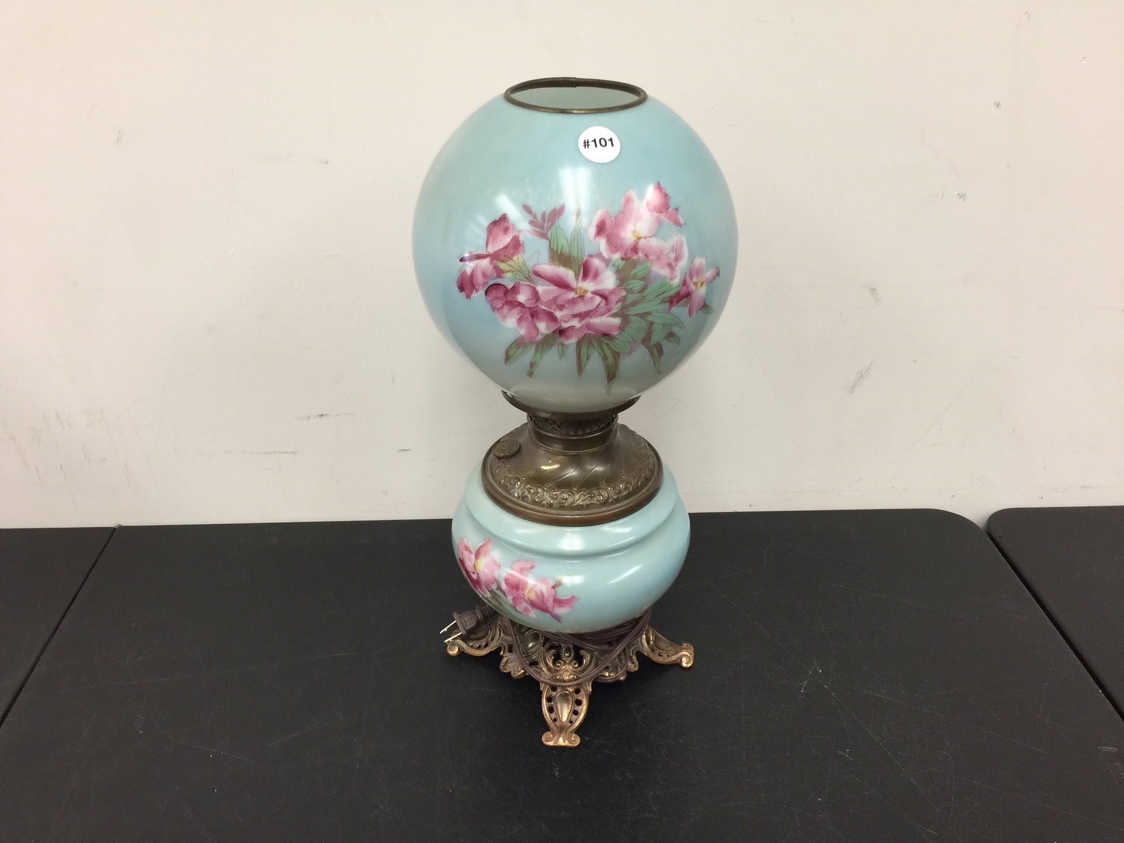 Antique GWTW Lamp: 20" H