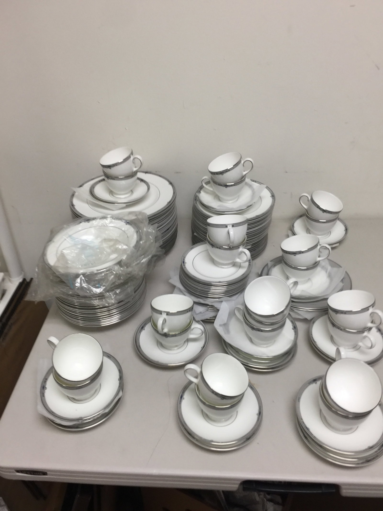 Approx. 122 Pcs Wedgwood Amherst (1 of 6)