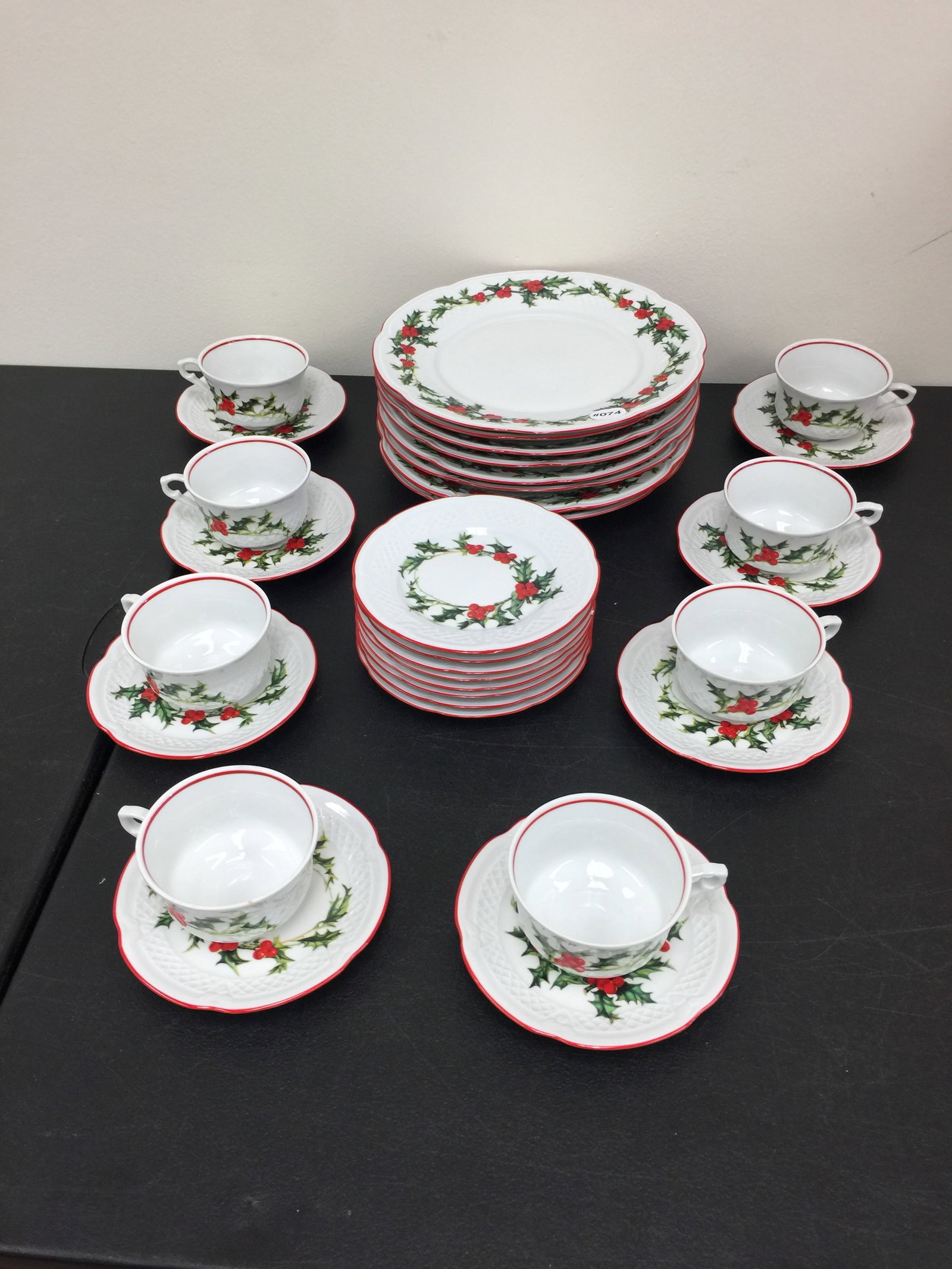 Boston Museum of Fine Arts Christmas Dinnerware (1 of 6)
