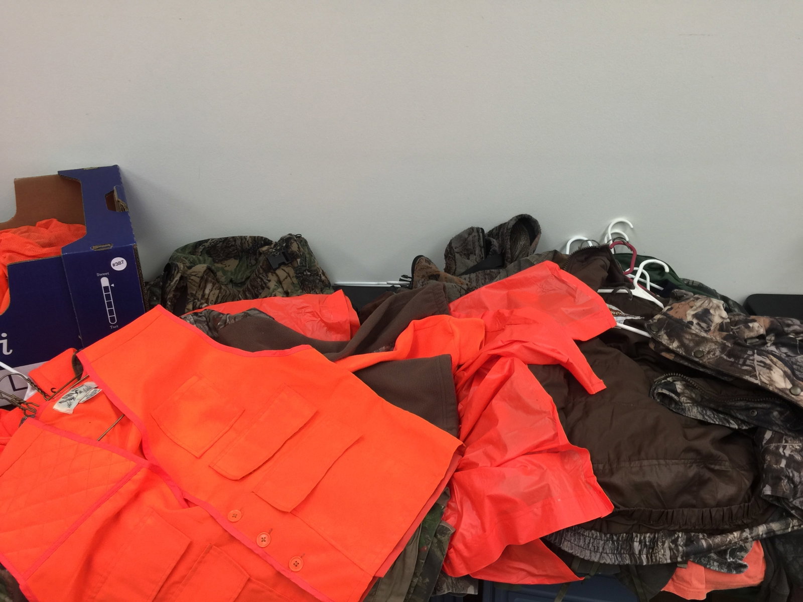 Large Lot Hunting Clothes Gear: Includes Hush Hide, Cabella's, Sasquatch, UnderArmour, Duck BAy and more. Mainly size L.