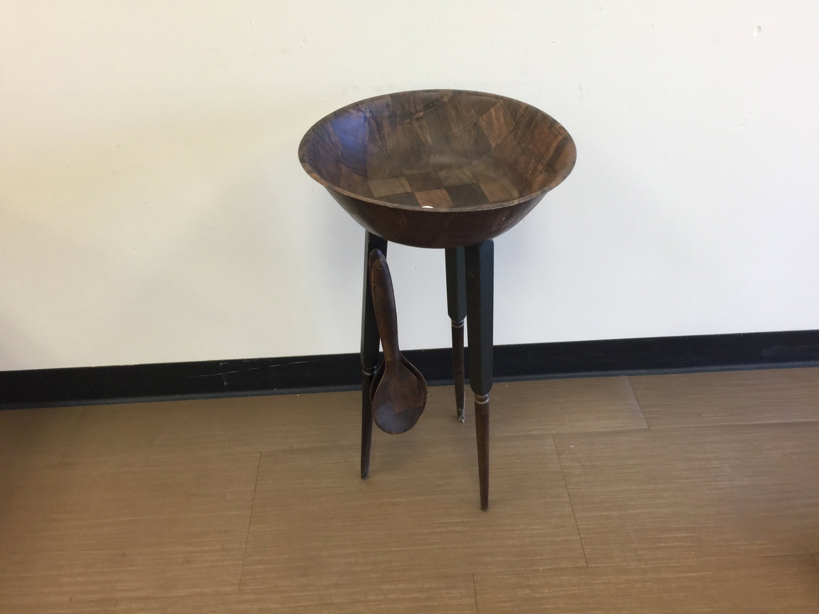 MCM Bowl on Stand (1 of 3)