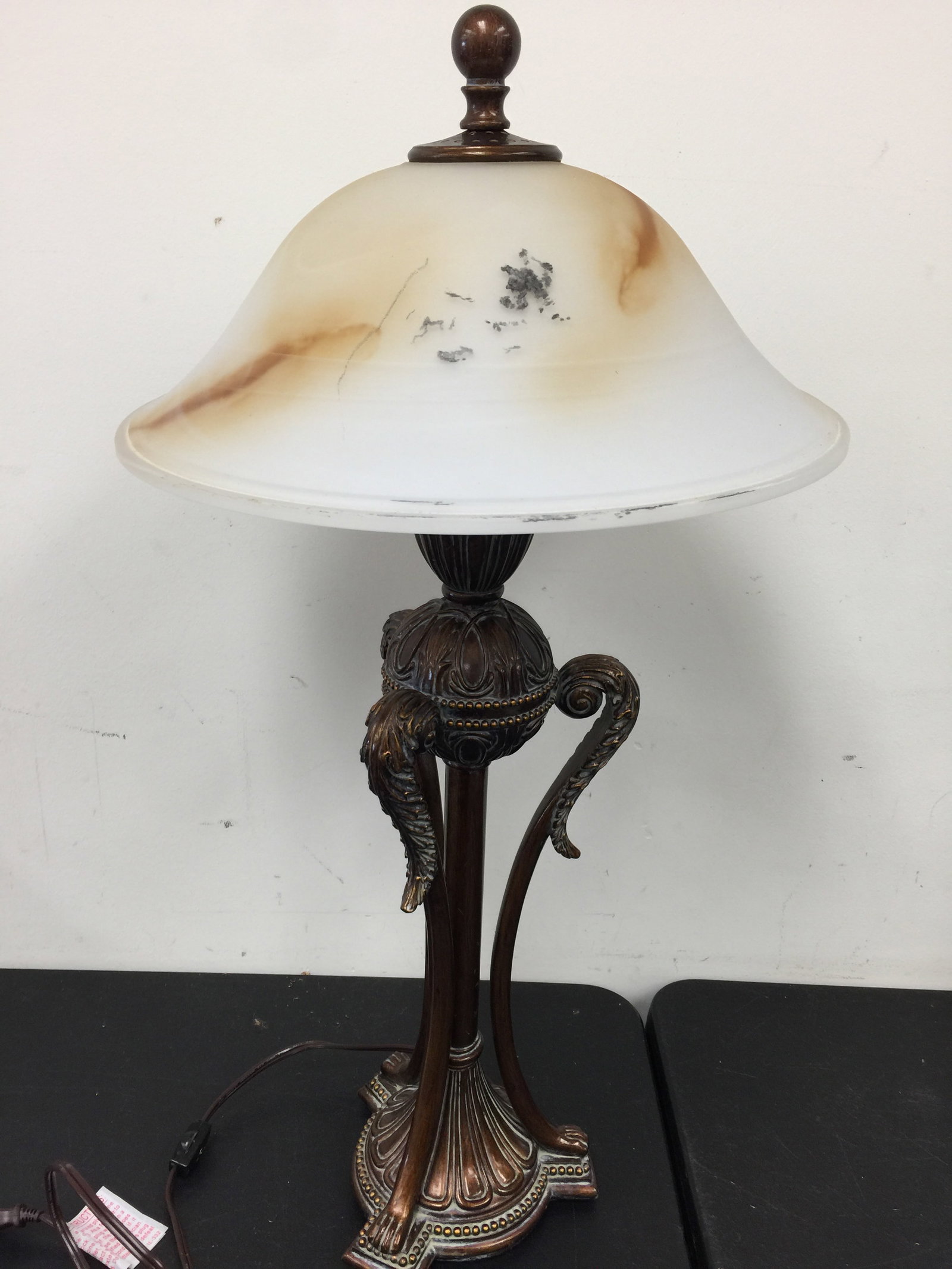 Kathy Ireland Lamp (1 of 4)