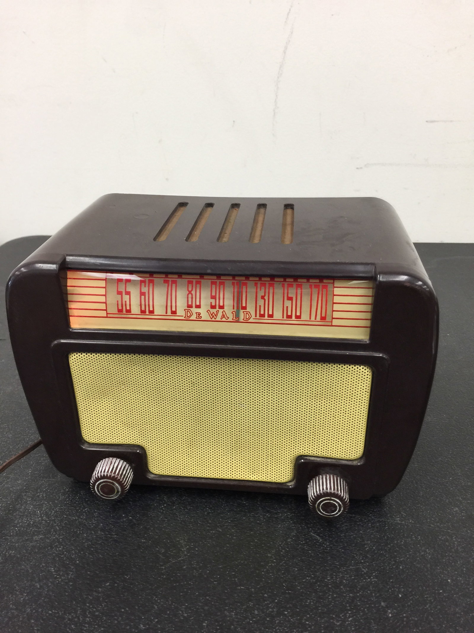 Vintage Bakelite Dewald Radio (1 of 3)