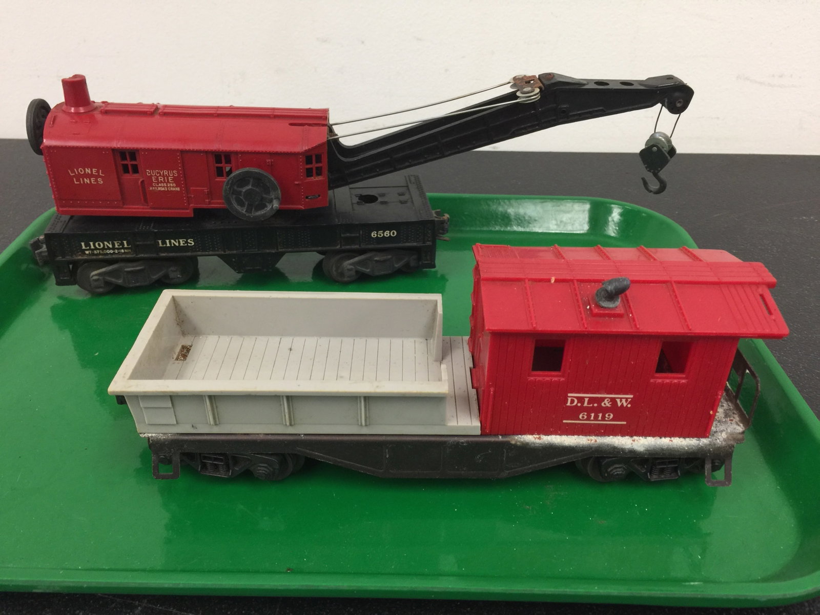 2 Vintage Lionel Train Cars (1 of 5)
