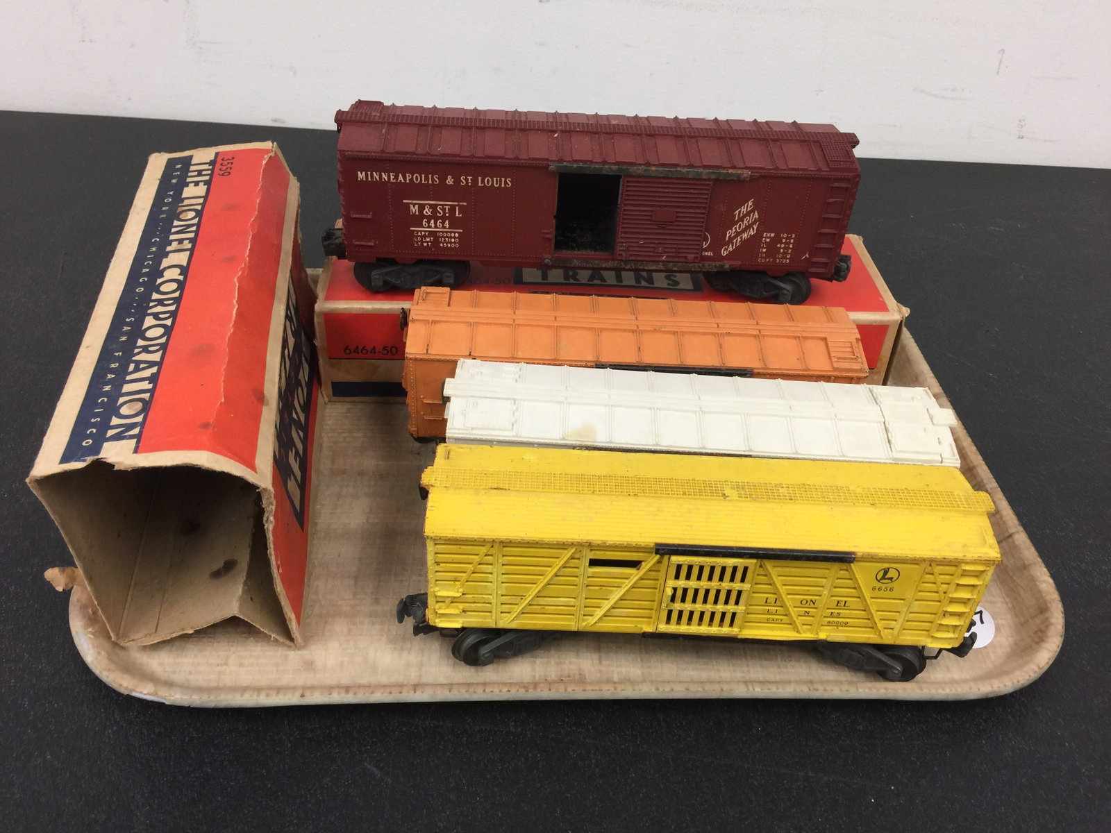 4 Vintage Lionel Box Cars (1 of 5)