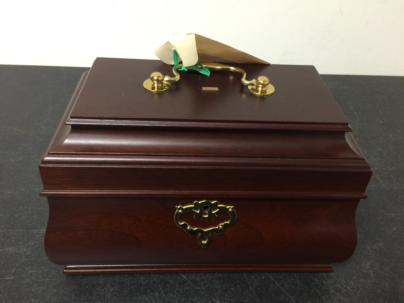 Colonial Williamsburg Jewelry Box: 10"x7". Has key.
