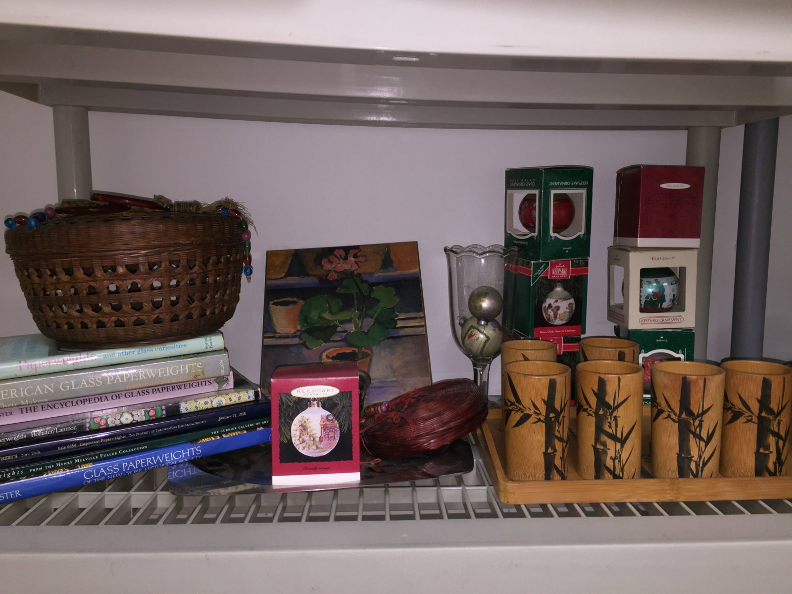 Mixed Lot: Includes reference books, Christmas ornaments and more