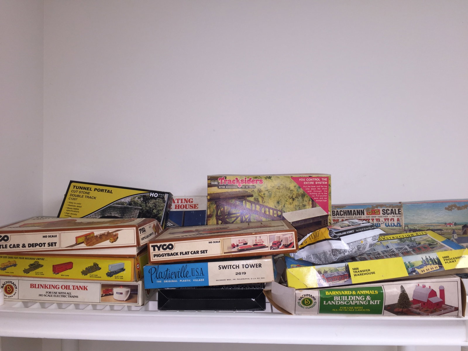 Plasticville Plus: Plasticville and Tyco train related kits