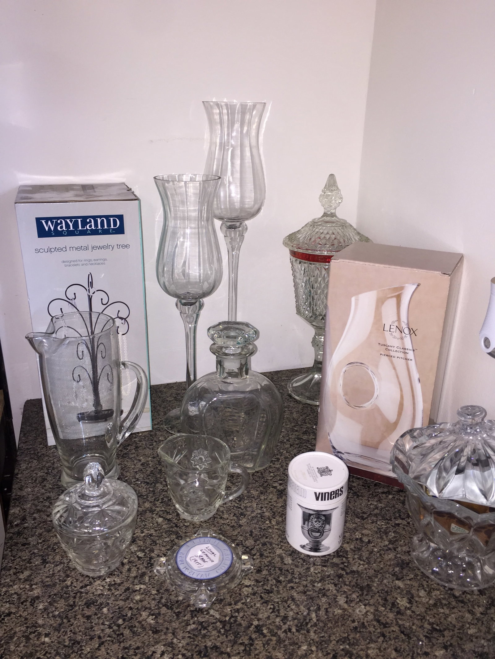 Glassware: Assorted glass pcs