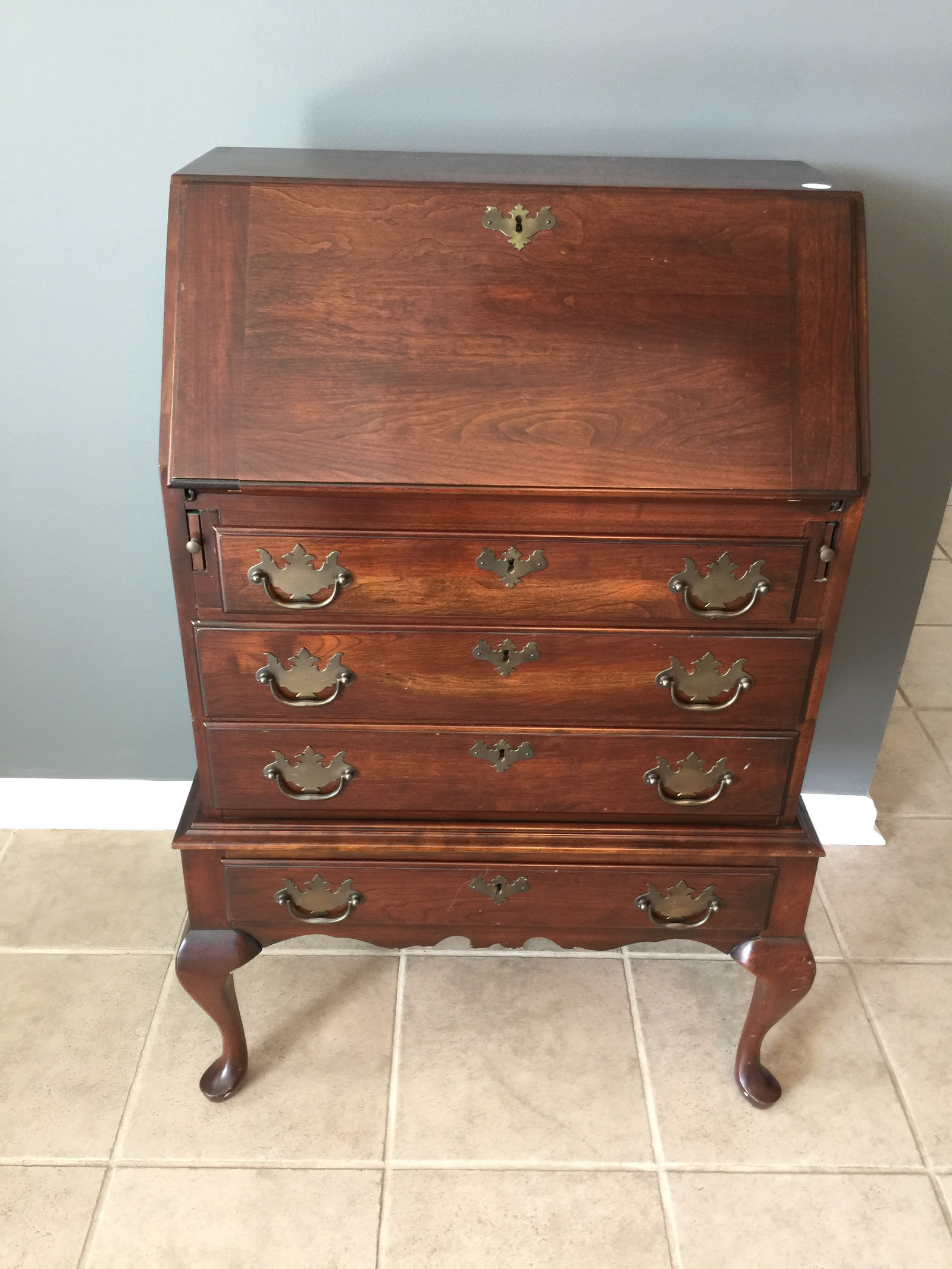 Jamestown Sterling Cherry Desk: label enverso, dovetail drawers, 24"x15"x40".