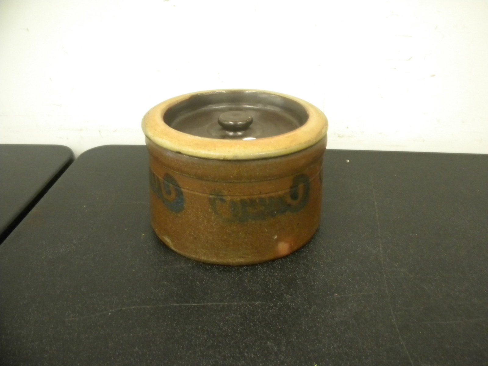 Stoneware Cake Crock: 1/2 gallon, free hand desing, 8"x5".