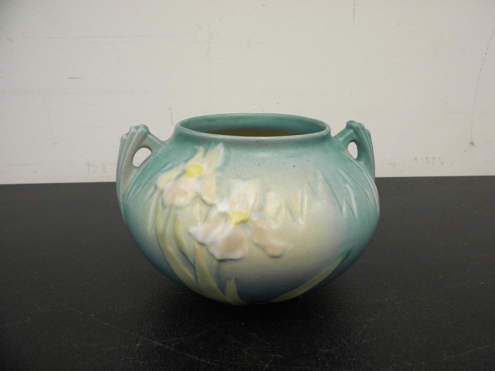 Roseville Iris Jardiniere (1 of 4)