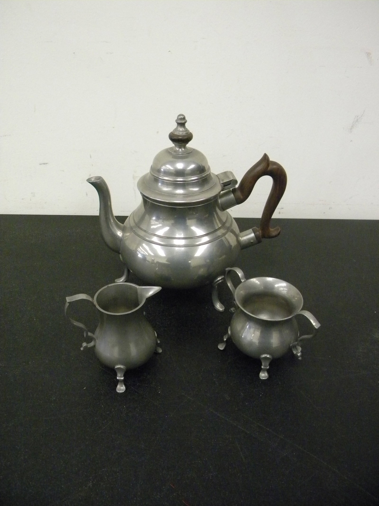 Williamsburg Pewter Tea Set: all signed, tea pot, 10".