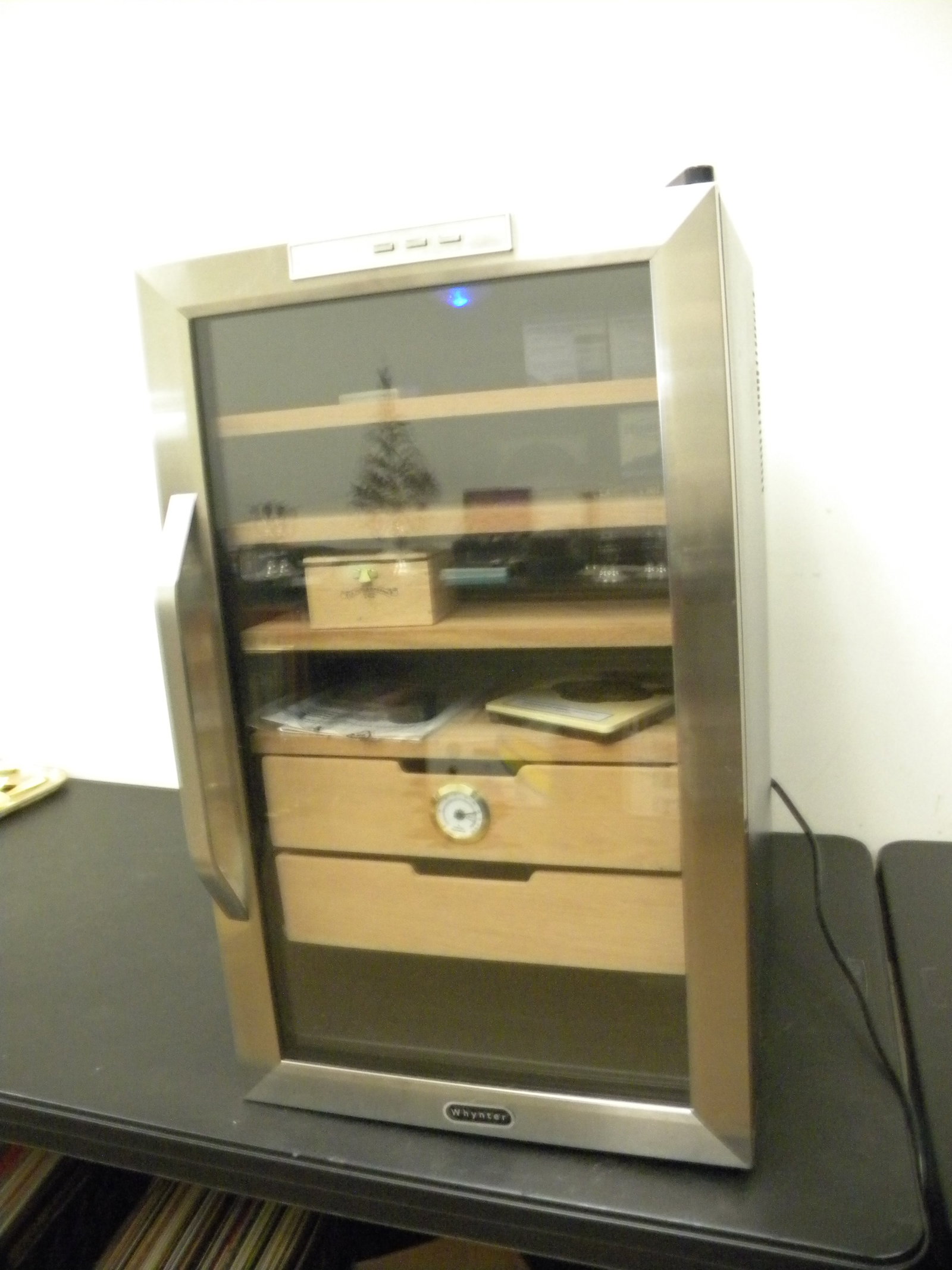 Whytner Stainless Steel Cigar Humidor: label enverso, powers on, stays running. 17"x20"x28".