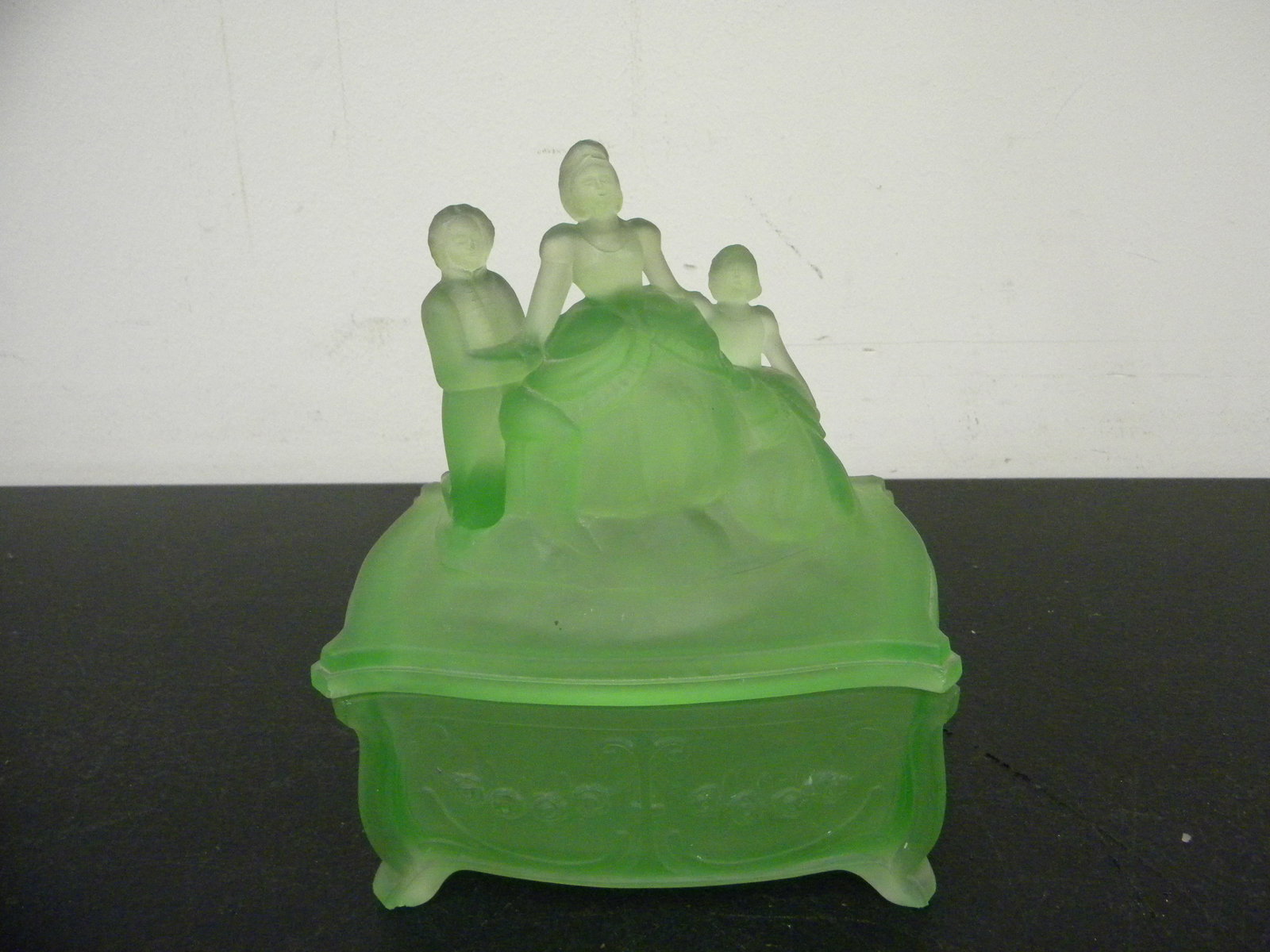 New Martinsville Martha Washington Satin Powder Jar: 6" x 7".