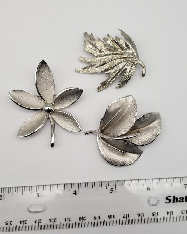 SILVERTONED BROOCH LOT: FLOWERS AND LEAVES (1 of 7)
