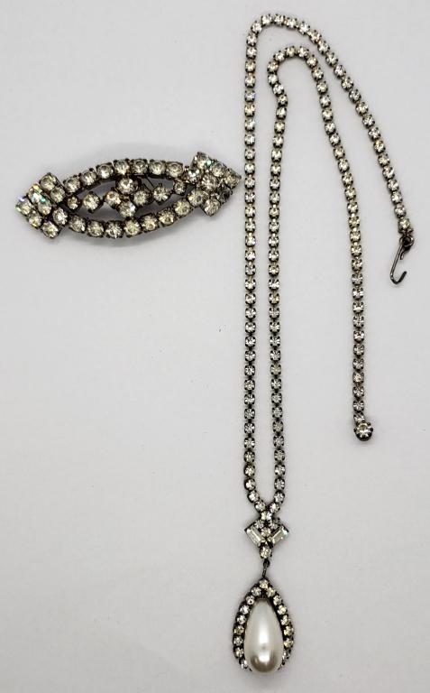 VINTAGLE RHINESTONE NECKLACE WITH FAUX PEARL (1 of 4)